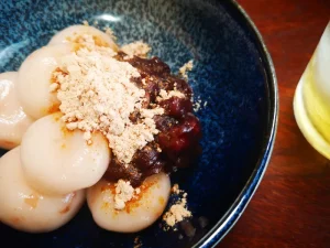 ほんのりピンク色でかわいい　梅干し入り白玉団子